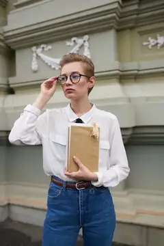 Студент отдыхает на улице возле здания