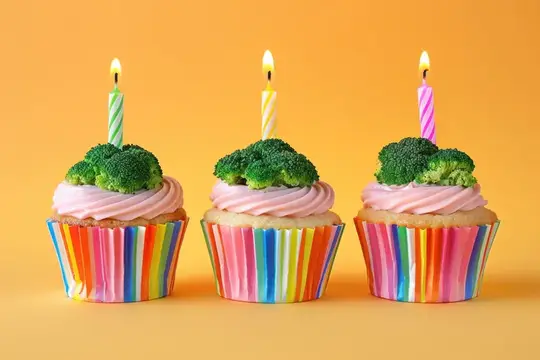 Праздничные кексы с брокколи и свечами, идеально подходящие для уникальной идеи декора дня рождения