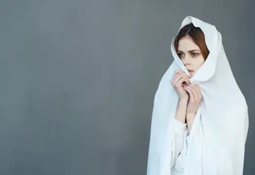 Красивая женщина в белом платье, гламурное выступление, роскошь