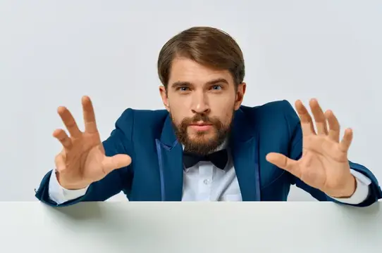Бизнесмены держат в руках белый лист бумаги на изолированном фоне, что символизирует маркетинг