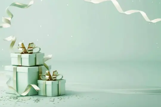 Три элегантные зеленые подарочные коробки с золотыми лентами на светло-зеленом фоне