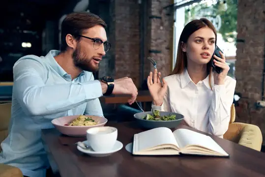 Коллеги по работе завтракают в кафе, общаясь на деловые темы