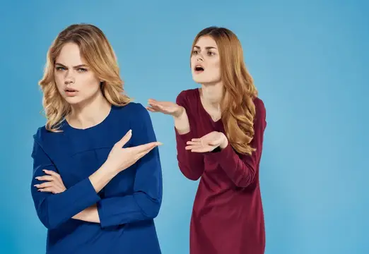 Две женщины в платьях