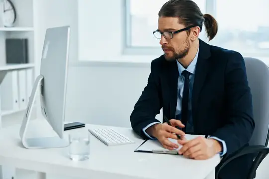 Офисный работник сидит за столом перед компьютером, образ жизни