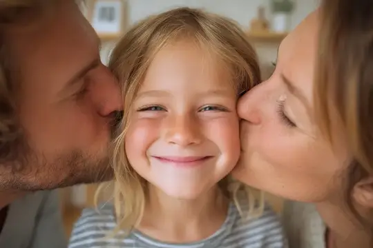 Родители целуют в щёки улыбающуюся светловолосую девочку