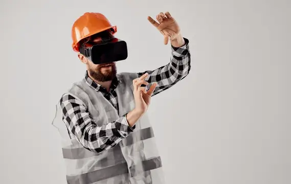 Инженер-строитель в 3D-очках виртуальной реальности и оранжевой каске на голове