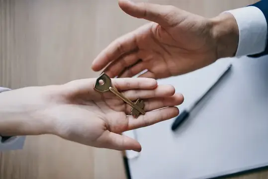 Ключи от квартиры, заключение договора, риелтор, продажа