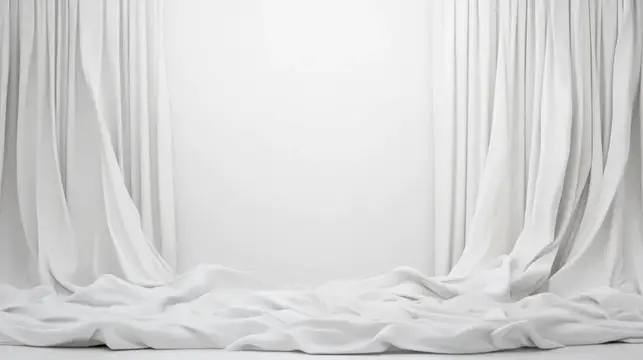 Белые струящиеся ткани на сцене создают светлый фон
