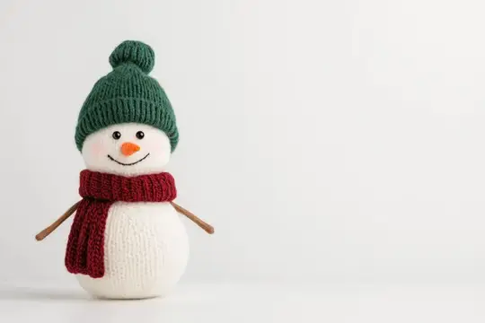 Очаровательная фигурка снеговика в зеленой шляпе и красном шарфе идеально подходит для праздничного декора и зимних проектов, вызывая тепло и веселье
