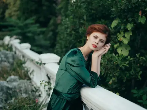 Женщина в зеленом платье в парке Перилла, элегантный стиль, свежий воздух
