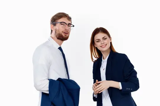 Мужчина в очках и женщина в деловых костюмах на белом фоне