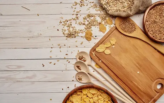 Овсяные хлопья и зерна на светлом деревянном столе