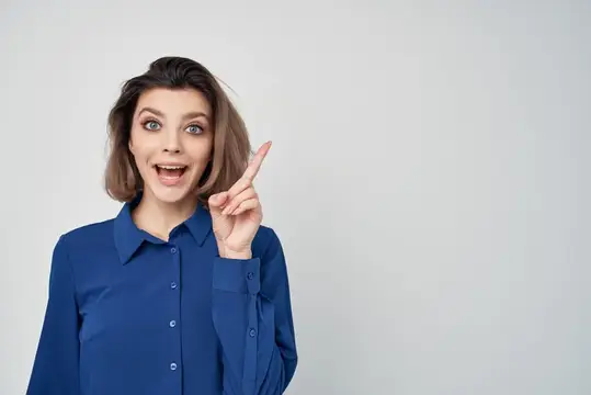 Женщина в голубых рубашках, мода, позирование, эмоции на светлом фоне