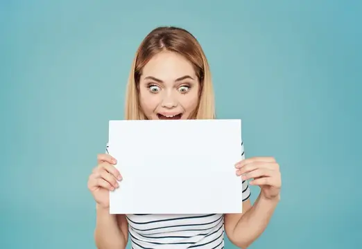Счастливая женщина с белым листом бумаги на синем фоне, эмоции, модель, рекламный баннер