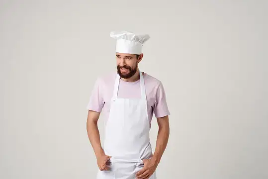Бородатый мужчина, оба профессионалы, работа на кухне, обслуживание