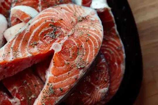 Рыба в специях на тарелке, морепродукты, обед, деликатес