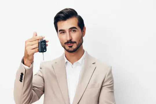 Автомобиль, мужчина, покупка, фон, бизнес, держит в руке, услуга, кнопка, автомобиль, покупка, клиент, человек, белая система, бежевый, улыбка, изолированный, парень, безопасность, ключ