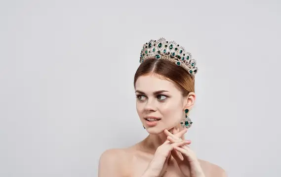Красивая женщина с обнаженными плечами и диадемой, ювелирные украшения принцессы