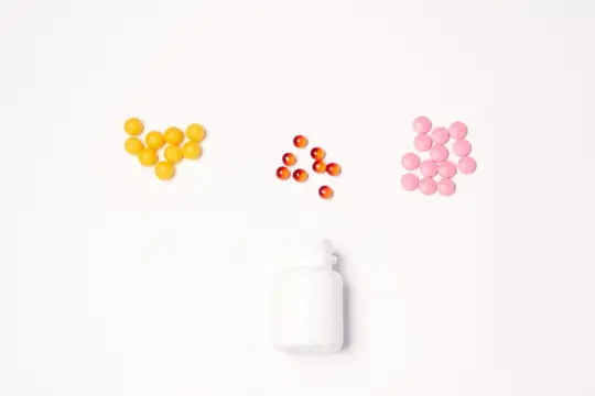 Разноцветные витамины и белый флакон на светлом фоне