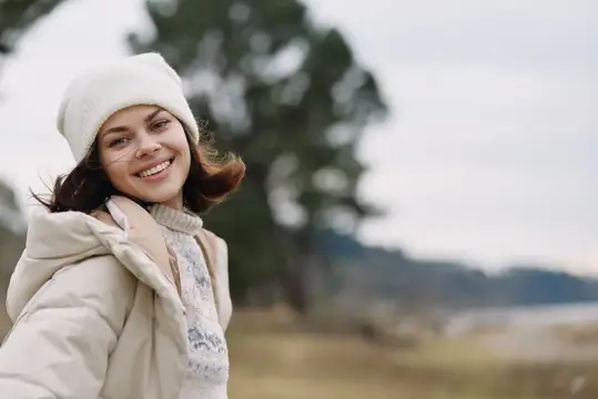 Женщина на улице, зимний портрет, улыбка, пальто, шапка-бини