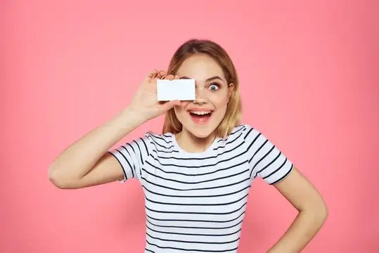 Женщина держит в руках визитную карточку