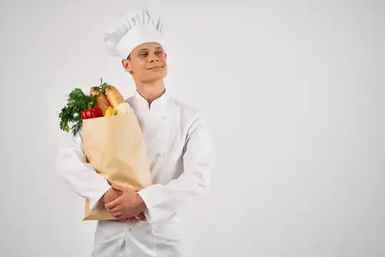 Повар со свежей упаковкой еды, доставка здоровой еды в ресторане