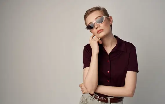 Симпатичная женщина с короткой стрижкой в очках, модный элегантный стиль, рубашка