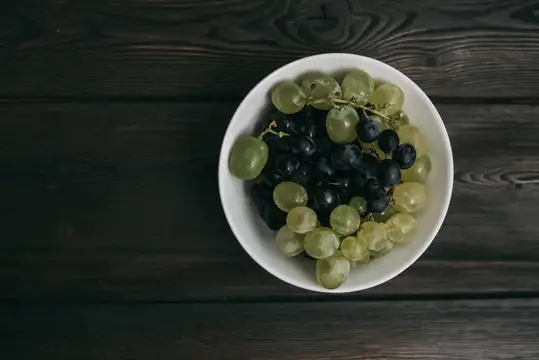 Белый и черный виноград, фрукты, витамины, свежесть, деревянный фон
