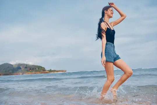 Женщина на фоне воды, волны, песка