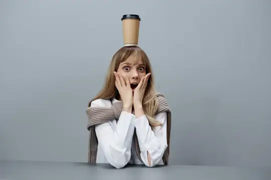 Удивленная блондинка с кофейным стаканом на голове