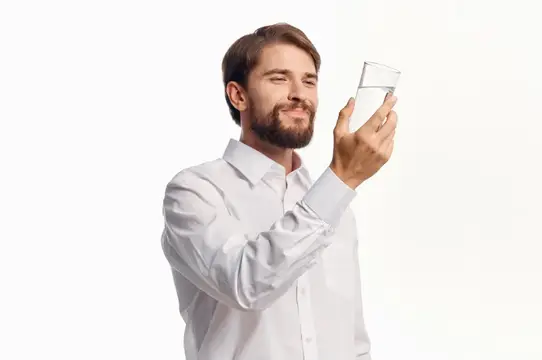 Бородатый мужчина заботится о здоровье, чистая вода, светлый фон