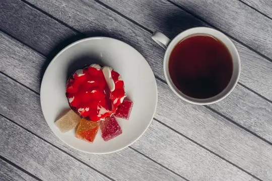 Круглая выпечка, сладкий десерт на светлом деревянном фоне