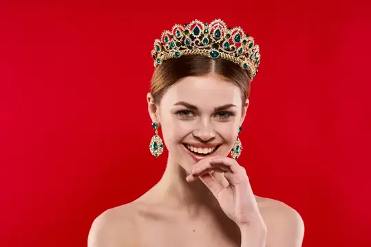 Красивая женщина, роскошные обнаженные плечи, косметика, мода, веселье, красный фон