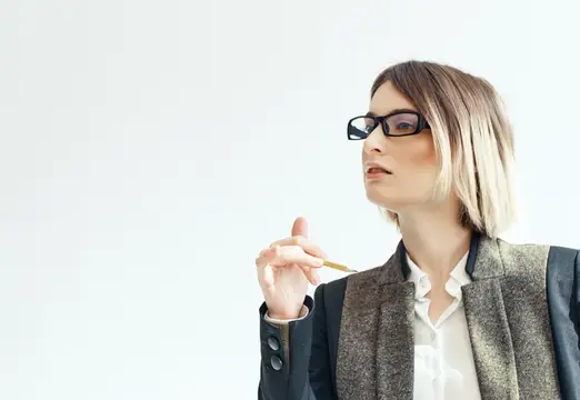 Деловая женщина в очках с документами, работающая с чистым листом для рекламы