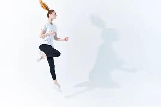 Женщина в спортивной форме, энергичный образ жизни, студия, фитнес
