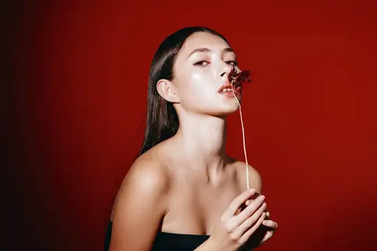 Элегантная леди наслаждается вкусным леденцом на стильном фоне