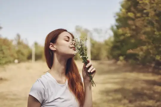 Женщина путешествует, отдыхает среди растений, наслаждается солнцем, свободой и приключениями