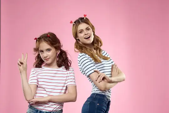 Весёлая мама и дочка в полосатых рубашках