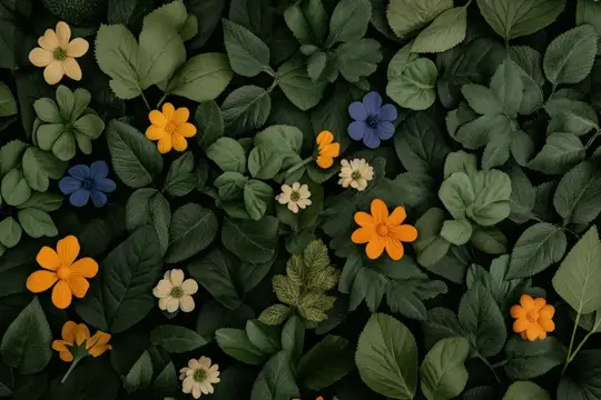 Нежное, спокойное настроение с мягким освещением и густой листвой, подчеркивающее текстуру, разнообразие цветов и мирную садовую атмосферу в ботанической обстановке