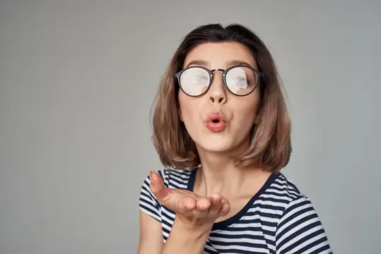 Красивая женщина в модной одежде на светлом фоне