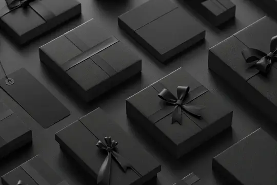 Черные подарочные коробки с лентами на темном фоне