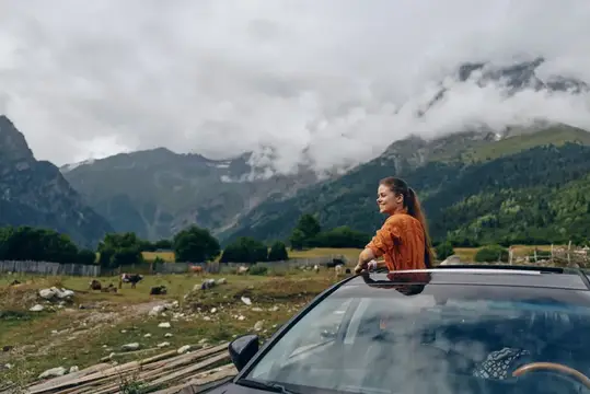 Женщина, горы, автомобильное путешествие, люк на крыше, аутентичность, инклюзивность, приключение
