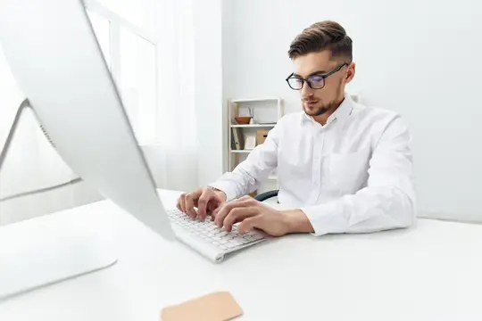 Менеджер работает за компьютером, интернет, официальная уверенность в себе, технологии