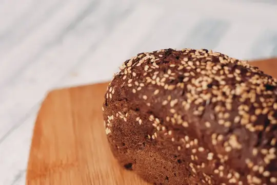 Ржаной цельнозерновой хлеб, домашняя выпечка на деревянной доске