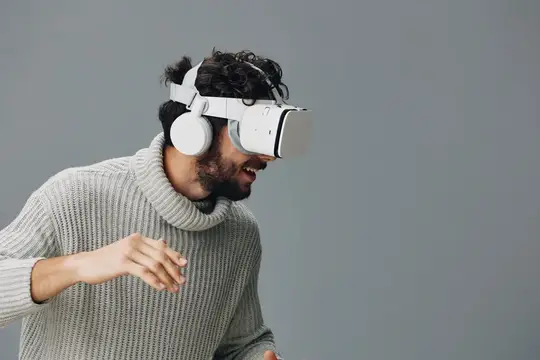 Футуристичный мужчина, виртуальный, молодой, современный, VR, реальность, устройство, очки, цифровой, игра, симуляция, развлечения, оборудование, техника, очки виртуальной реальности, гарнитура…