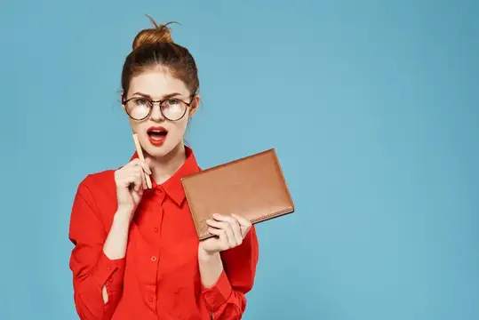 Деловая женщина в элегантной красной рубашке, кадрированный вид, официальный синий фон