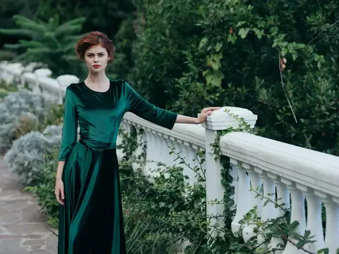 Женщина в зеленом платье, архитектура, прогулка на открытом воздухе, гламур, романтика