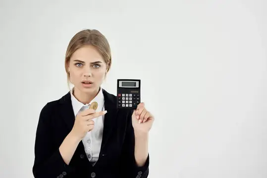 Бизнес-леди с калькулятором, криптовалюта, инвестиции, финансы