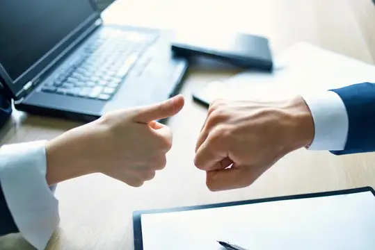 Рукопожатие, удачная сделка, офисная работа, бизнес