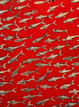 Впечатляющий дизайн с множеством рыб в разных стилях, плывущих на фоне ярко-красного фона, подчёркивающий водную жизнь